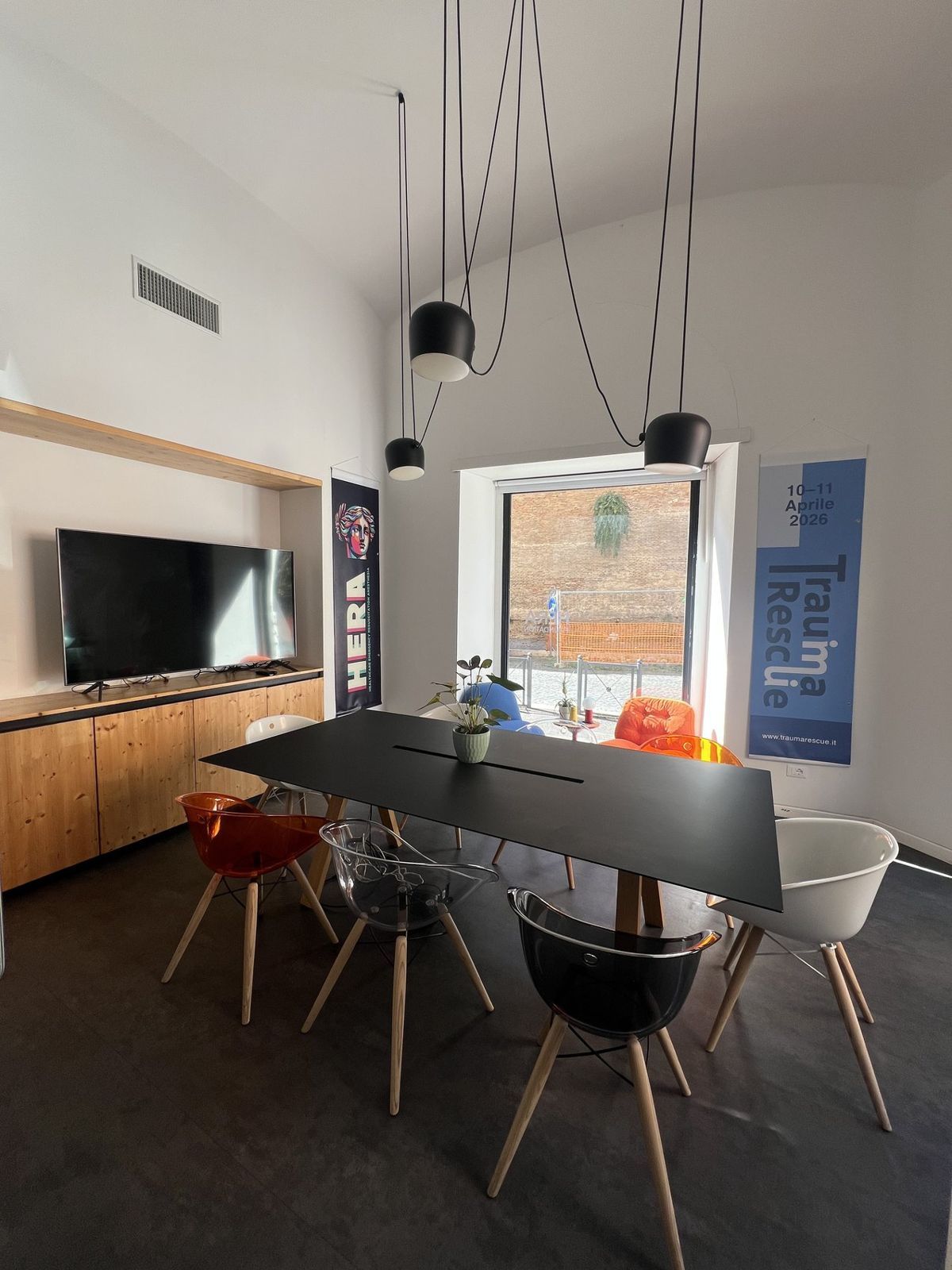 Una sala riunioni luminosa