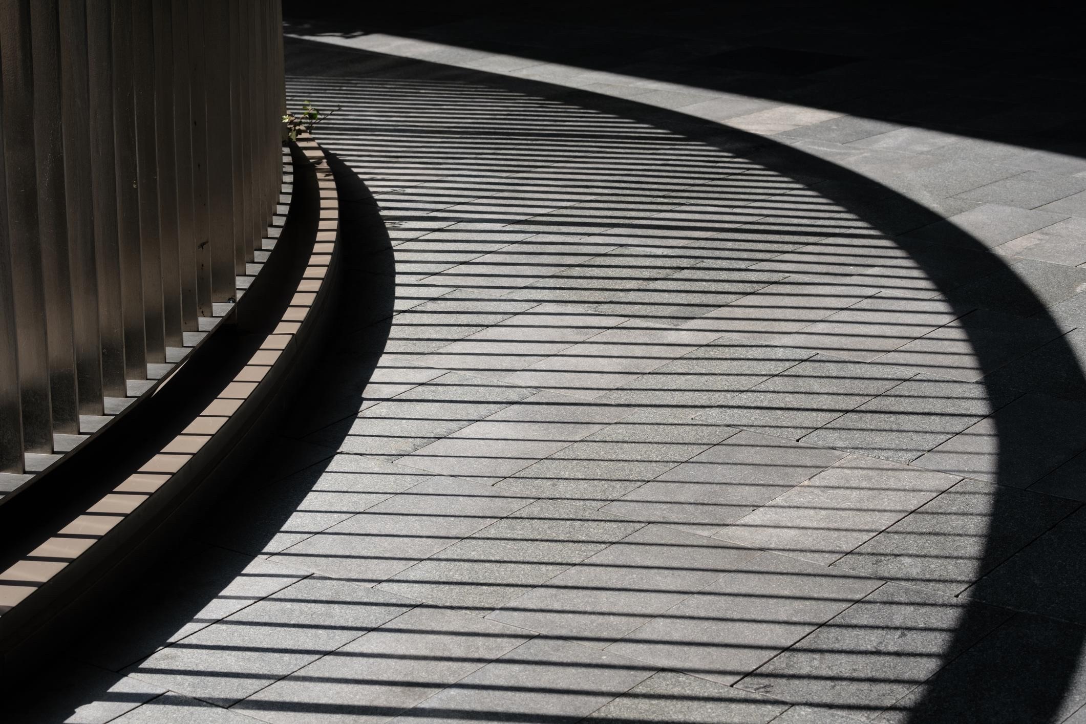 Architettura contemporanea, luce e geometrie astratte