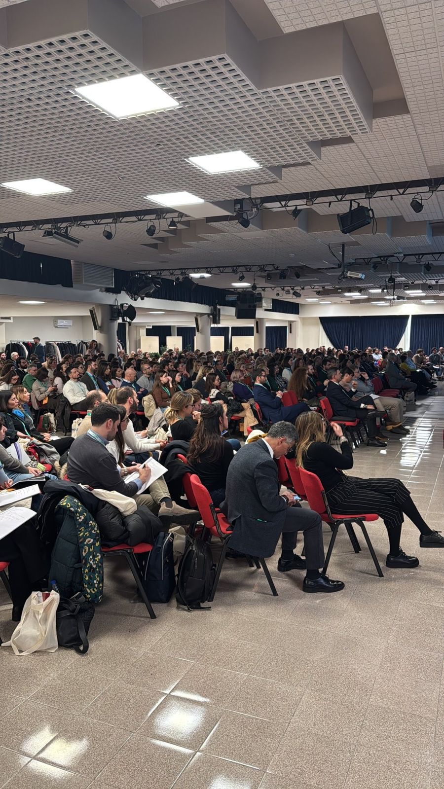 Grande sala con centinaia di partecipanti