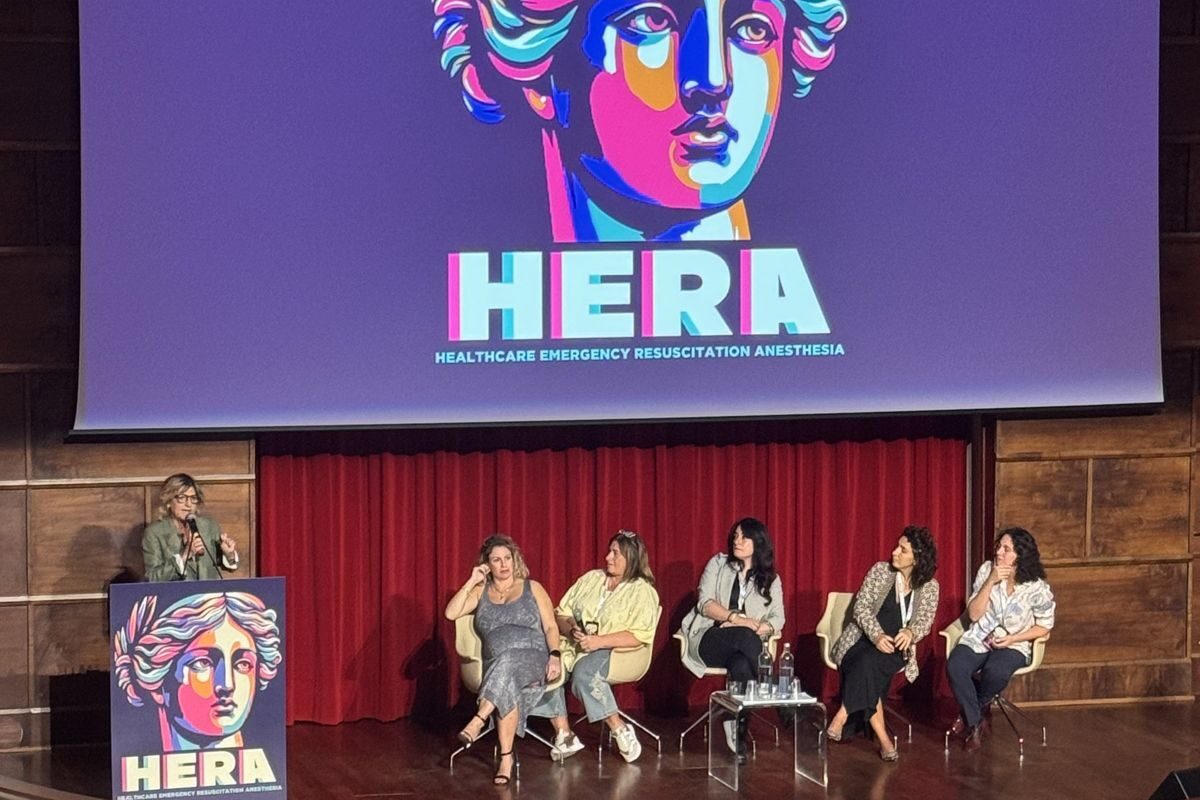 Relatrici sul palco di HERA Congress davanti al pubblico