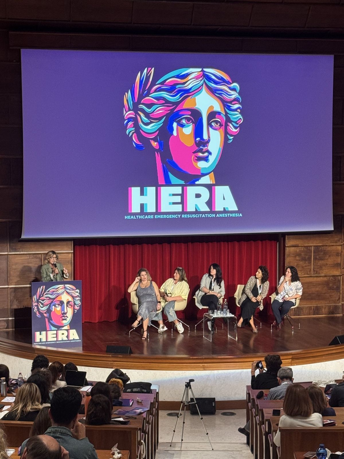 Relatrici sul palco di HERA Congress davanti al pubblico