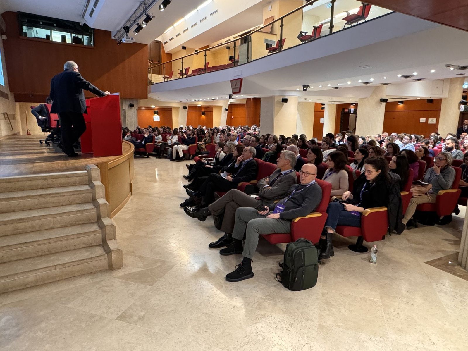 Un relatore al leggio parla alla platea