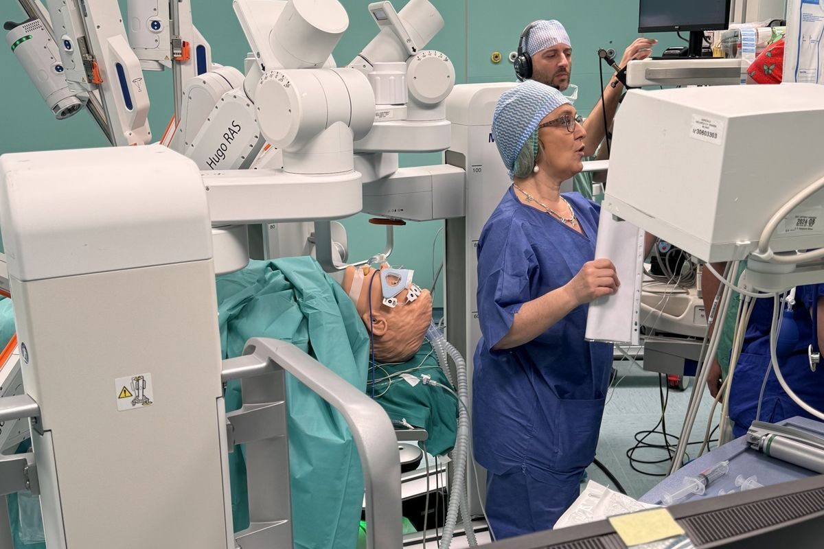 Due professioniste in divisa durante una simulazione in sala operatoria