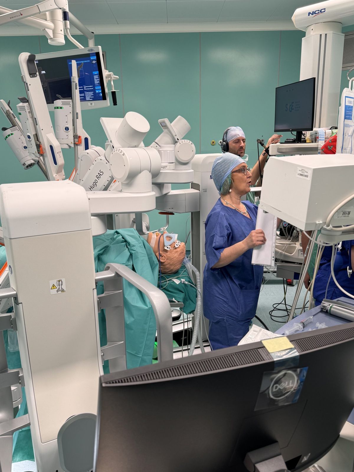 Due professioniste in divisa durante una simulazione in sala operatoria